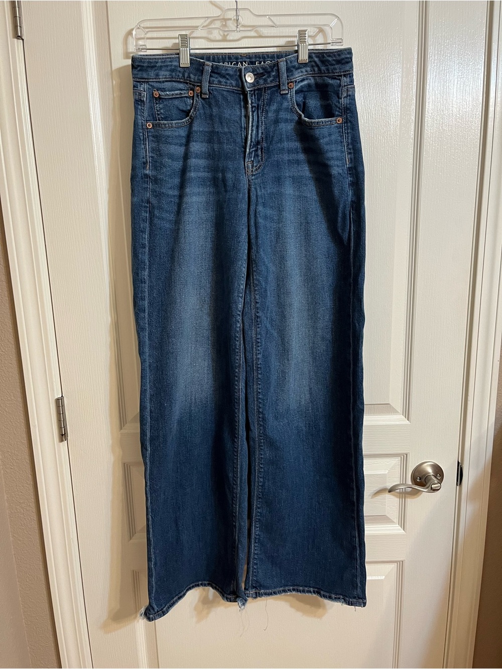 American Eagle Outfitters Mid-Rise Wide-Leg Jeans in Medium Blue - Picture 4 of 7